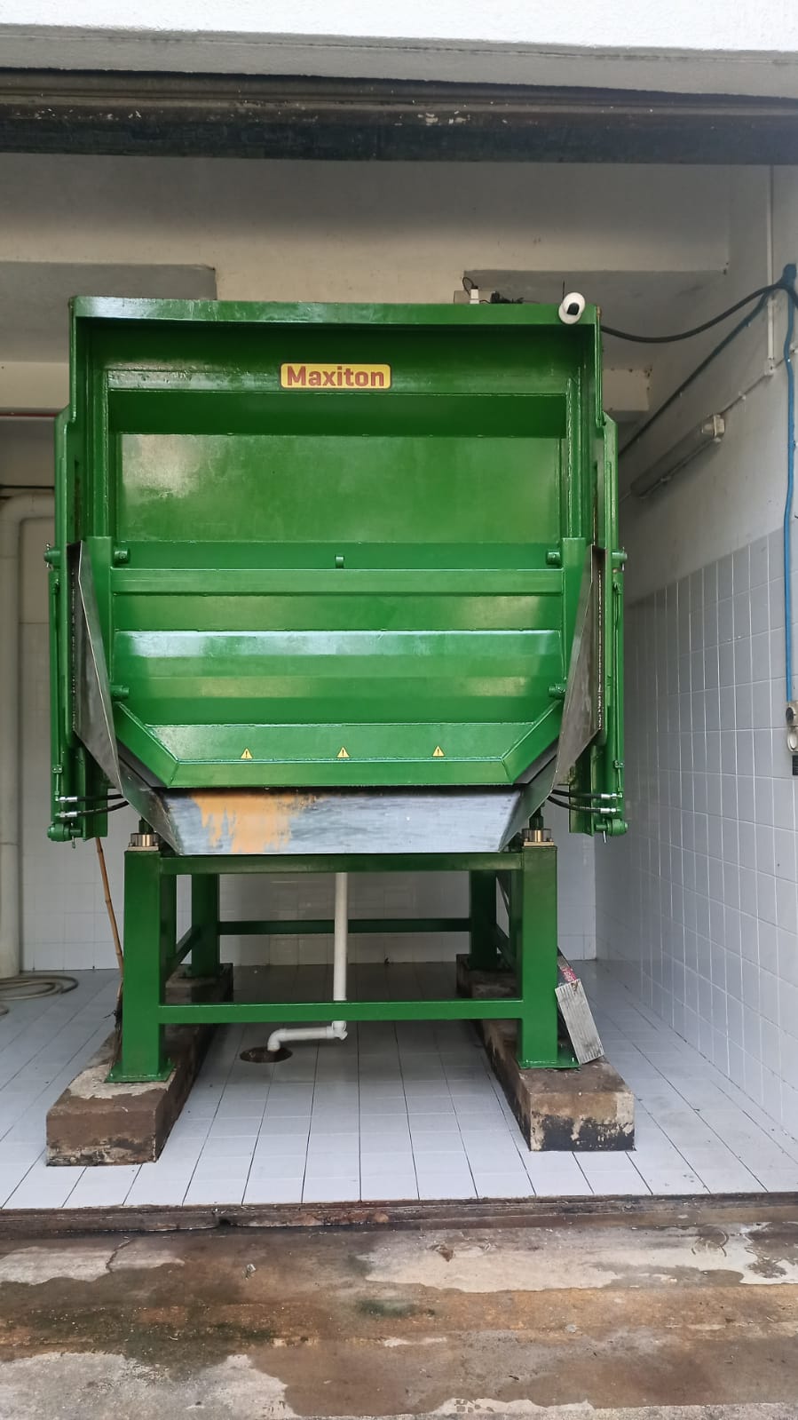 CUBiPlexor Solid Waste Compactor